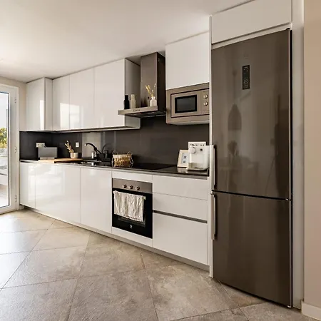 Port-avenue, Design-wohnung, Pool, Strandnah Apartament *