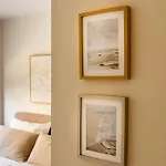 Port-avenue, Design-wohnung, Pool, Strandnah * Μαρμπέλλα