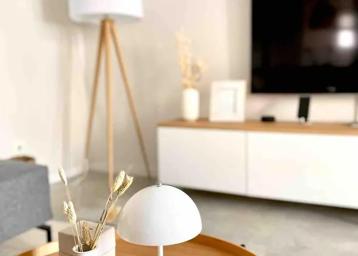 Port-avenue, Design-wohnung, Pool, Strandnah Μαρμπέλλα