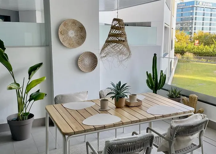 Port-avenue, Design-wohnung, Pool, Strandnah * Μαρμπέλλα