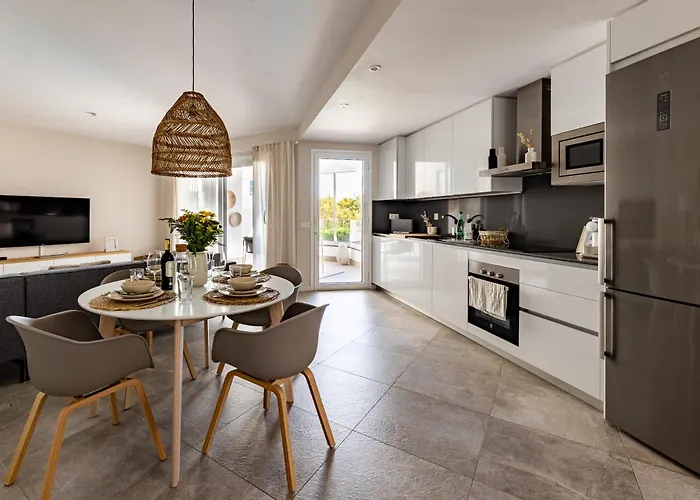Port-avenue, Design-wohnung, Pool, Strandnah *